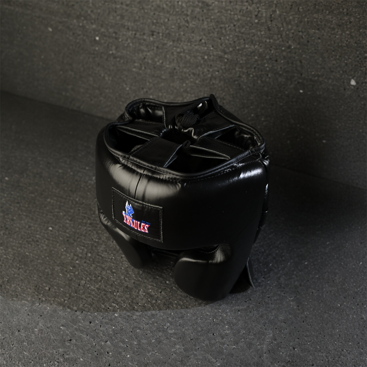 Professionelles Kampfset – Boxhandschuhe Edition Zero & Helm Legion I – Schwarz aus echtem Leder