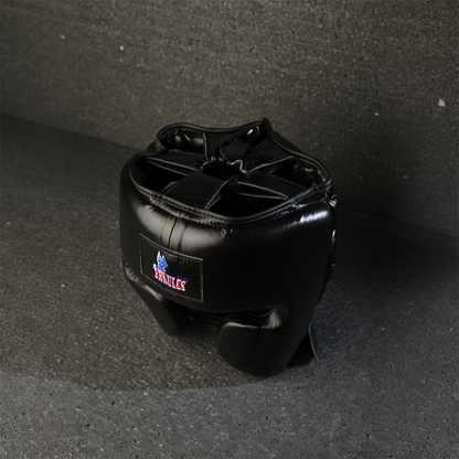 Professionelles Kampfset – Boxhandschuhe Edition Zero & Helm Legion I – Schwarz aus echtem Leder