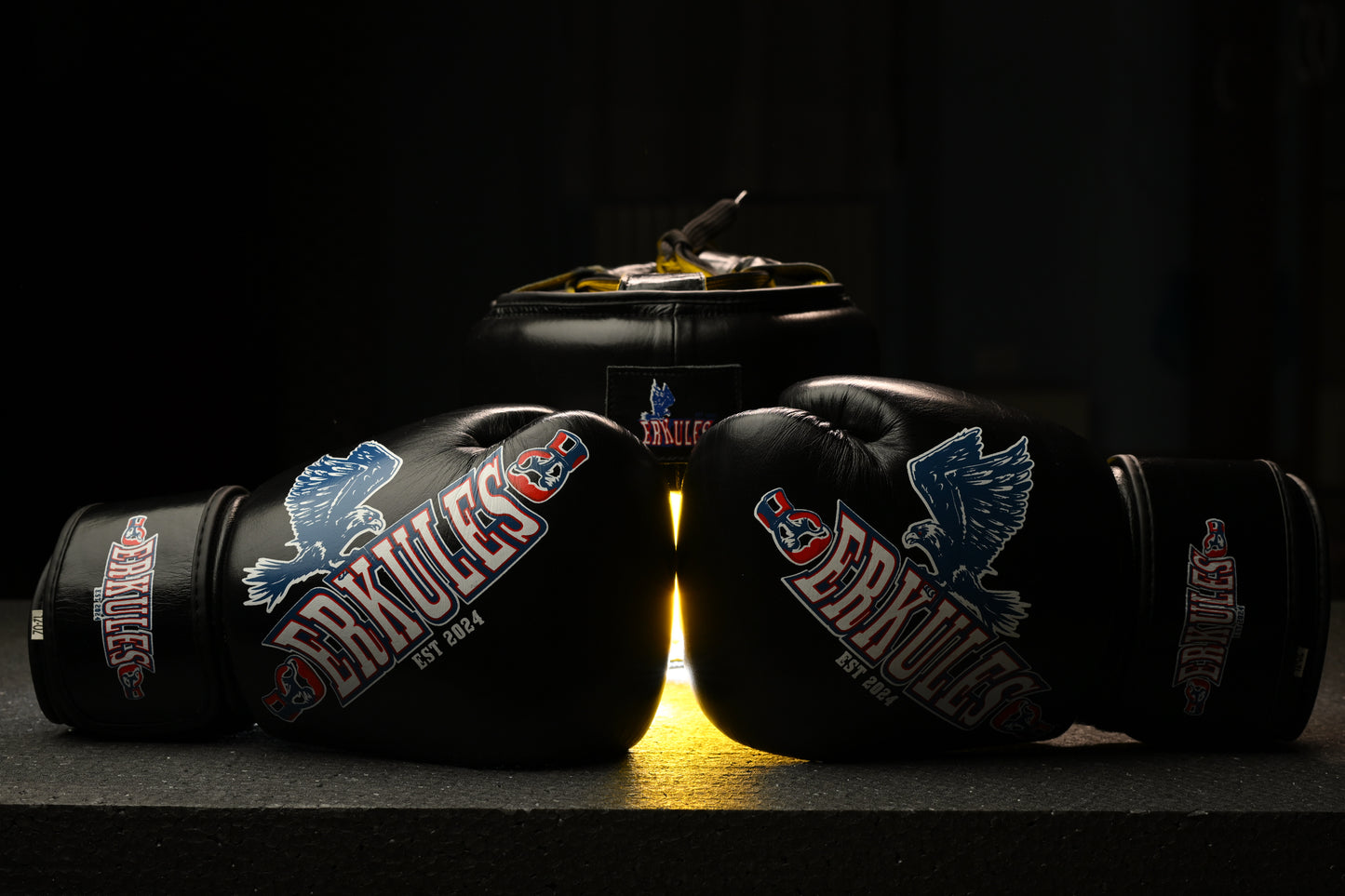 Professionelles Kampfset – Boxhandschuhe Edition Zero & Helm Legion I – Schwarz aus echtem Leder