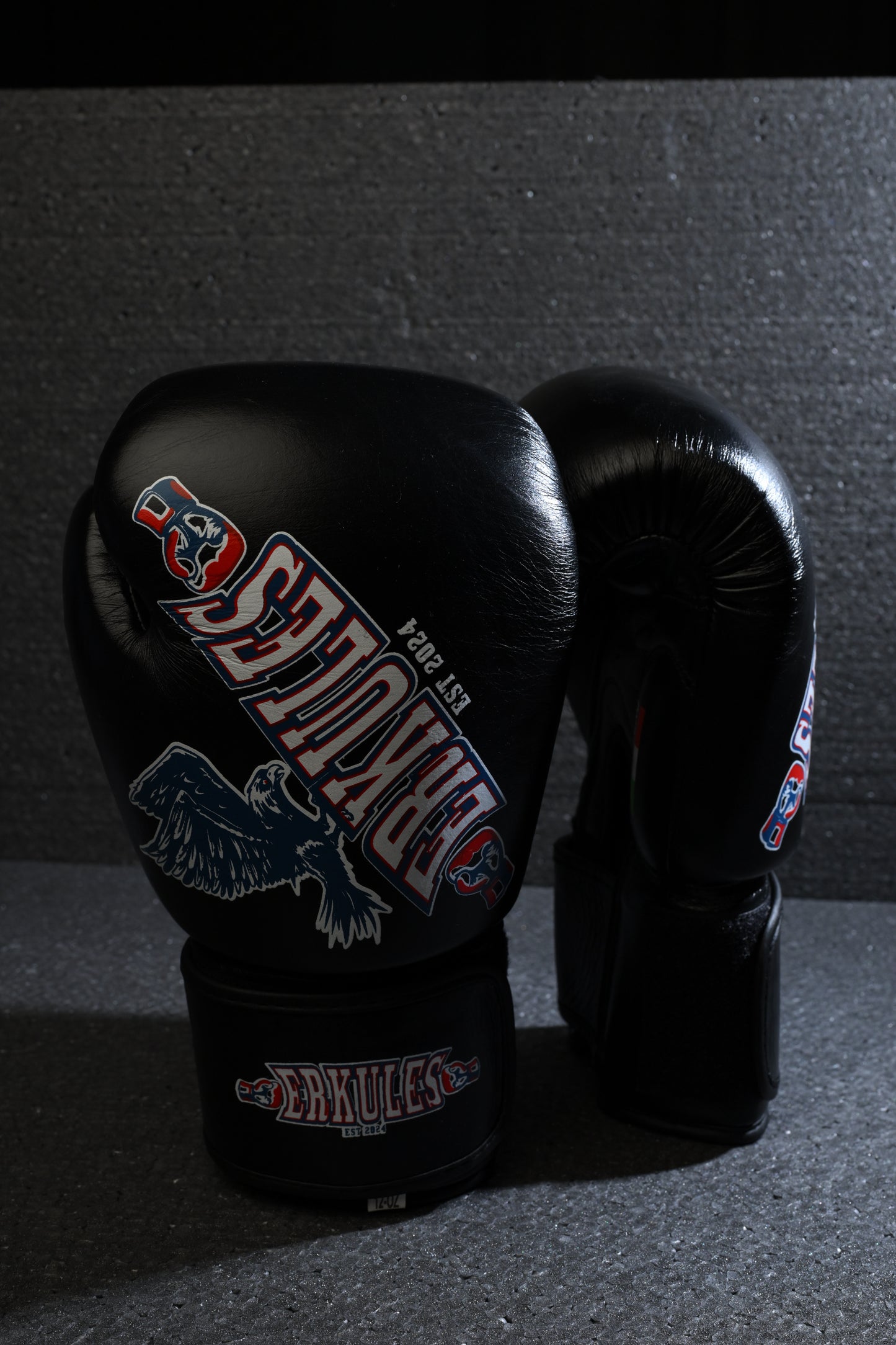 Professionelles Kampfset – Boxhandschuhe Edition Zero & Helm Legion I – Schwarz aus echtem Leder